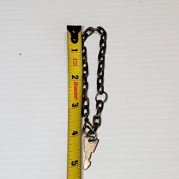 Silver Tone Link Chain Key Dangle Charm 8" Bracelet - Picture 3 of 3